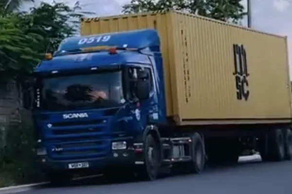 Cabezote Scania P380 de Dilone Logistics con un contenedor